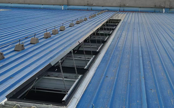 某城市大型商业综合体中庭礼县排烟窗工程